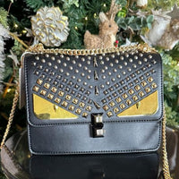 Bolso negro apliques plateado ojos y cadena dorado  22cm* 9cm* 17cm  C- 23196-1