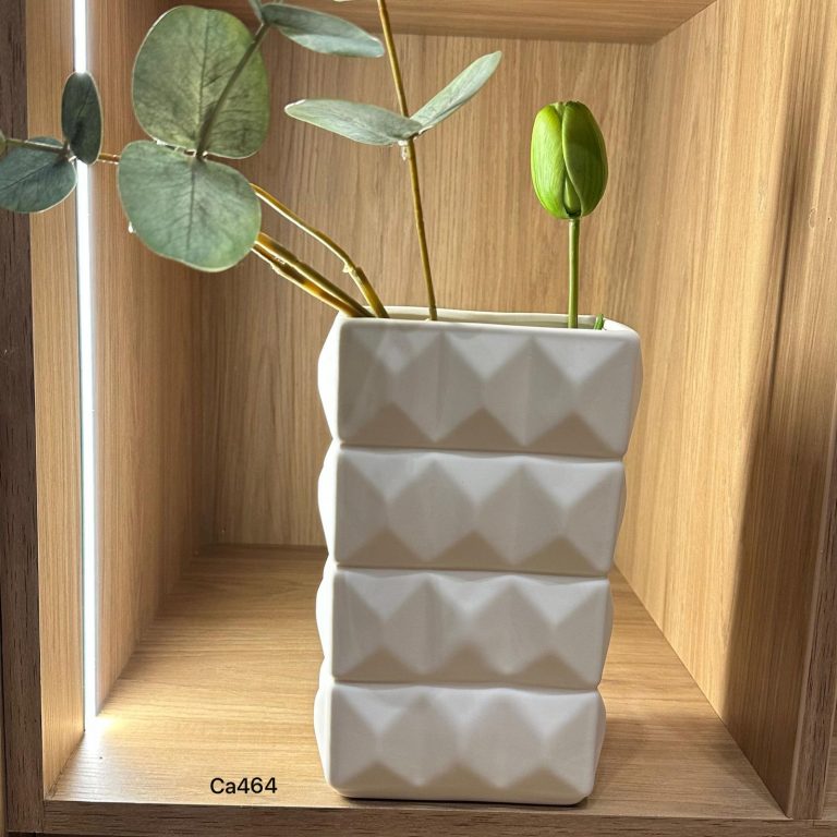 Florero diseño geometrico blanco ceramica  13cm* 8cm* 20,5cm