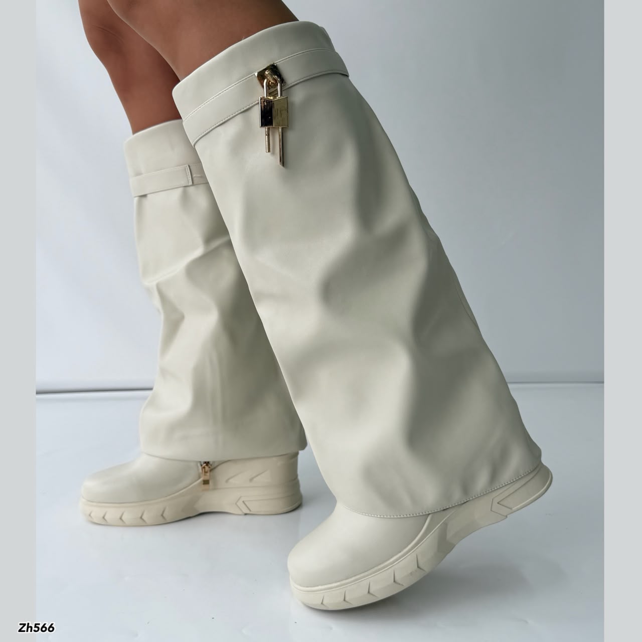 Bota caña alta beige doblez detalle dorado tacon corrido 8cm  HX3090-C1481