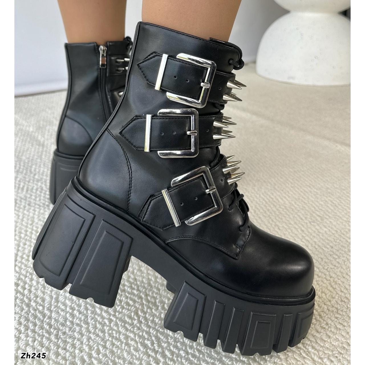 Botin negro detalle correas taches plateado tacon 8cm suela 5cm  HX2981B-B9368B