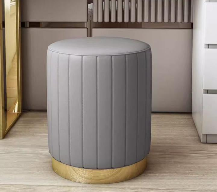 Mesa auxiliar gris claro policuero base dorado   33cm* 40cm