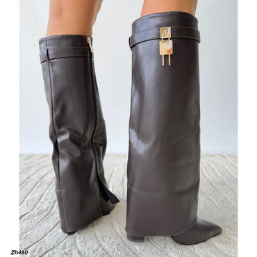 Bota caña alta cafe doblez detalle dorado tacon 11cm  K0010  C-152