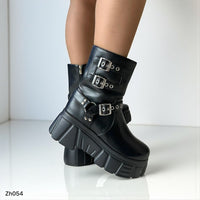 Botin negro detalles correas suela 7cm  255-073