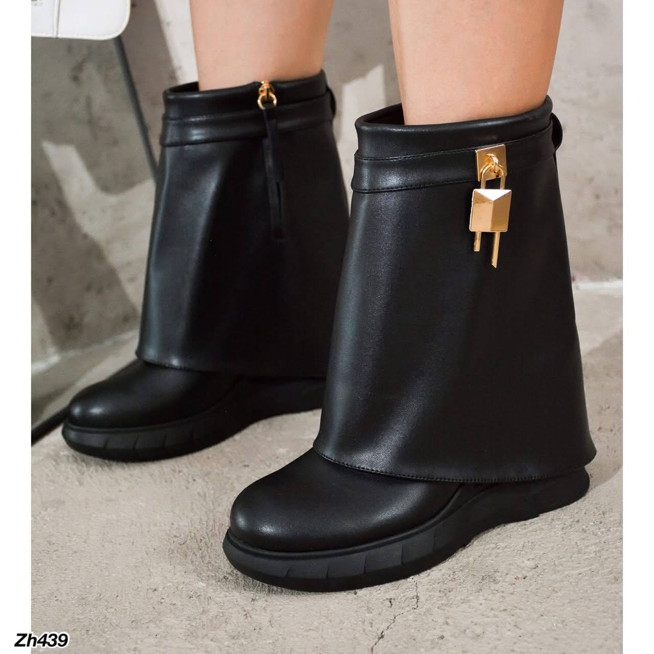 Botin negro doblez detalle dorado tacon corrido 9cm  HX3090-C1099