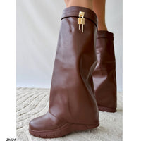 Bota caña alta café doblez detalle dorado tacon corrido 8cm  HX3090-C1481