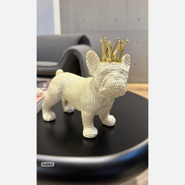 Articulo decorativo perro bull dog caminando textura blanco corona dorado  21cm* 9cm* 17cm