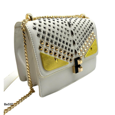 Bolso blanco apliques plateado ojos y cadena dorado  22cm* 9cm* 17cm  C- 23196-1