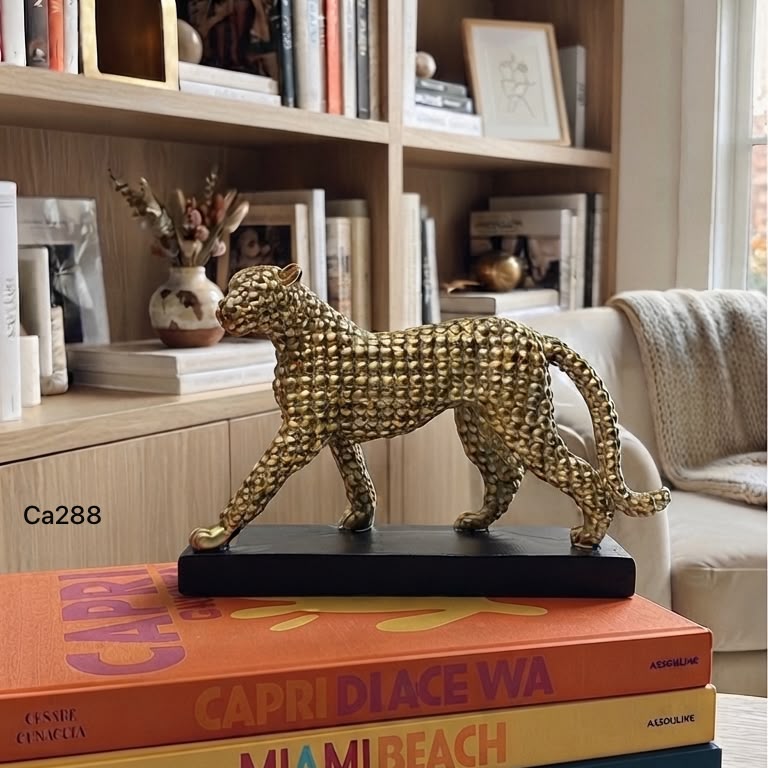 Articulo decorativo jaguar caminando dorado base negro  21cm* 7cm* 13cm