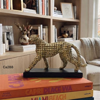 Articulo decorativo jaguar caminando dorado base negro  21cm* 7cm* 13cm