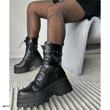 Botin negro detalle correa cadena aplique plomo plataforma 7cm  255-126