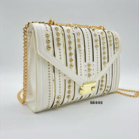 Bolso blanco detalles apliques dorado  24cm* 9cm* 17cm   C- 23197