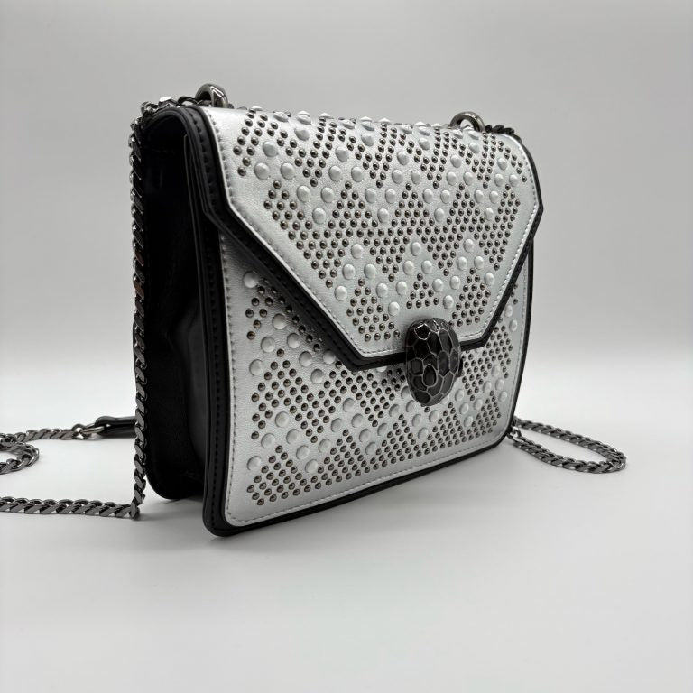 Bolso plateado apliques y cadena plomo  20cm* 7cm* 16cm   C- 23195