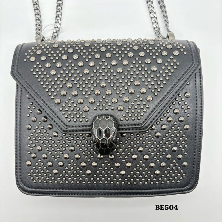 Bolso negro apliques y cadena plomo  20cm* 7cm* 16cm   C- 23195