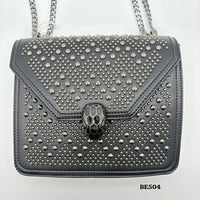Bolso negro apliques y cadena plomo  20cm* 7cm* 16cm   C- 23195