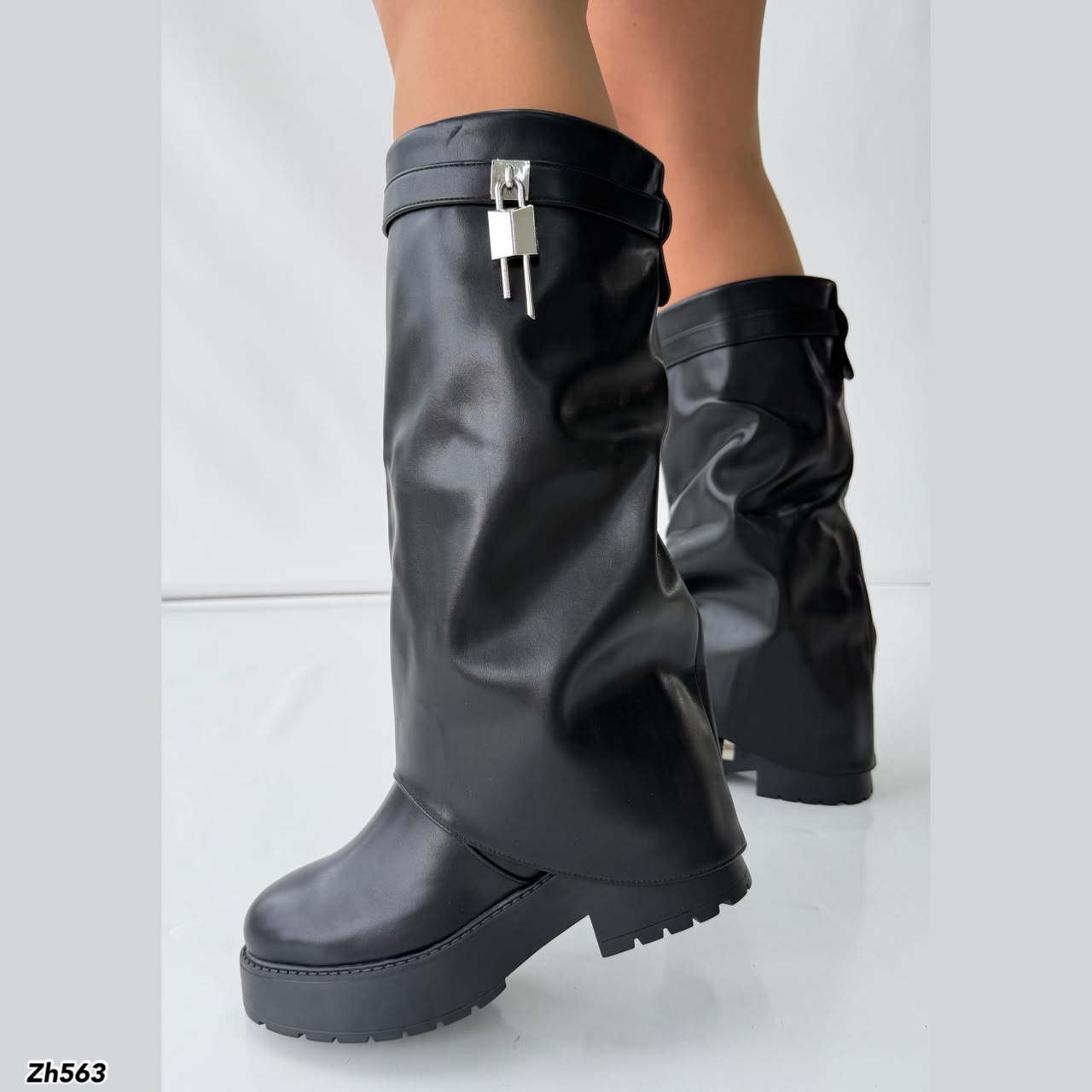 Bota caña alta negro doblez detalle plateado suela 5cm  HX3375-C1798