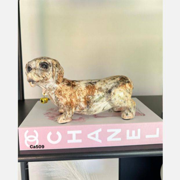 Articulo decorativo perro salchicha beige marmolizado detalle dorado  22cm* 9cm* 13cm