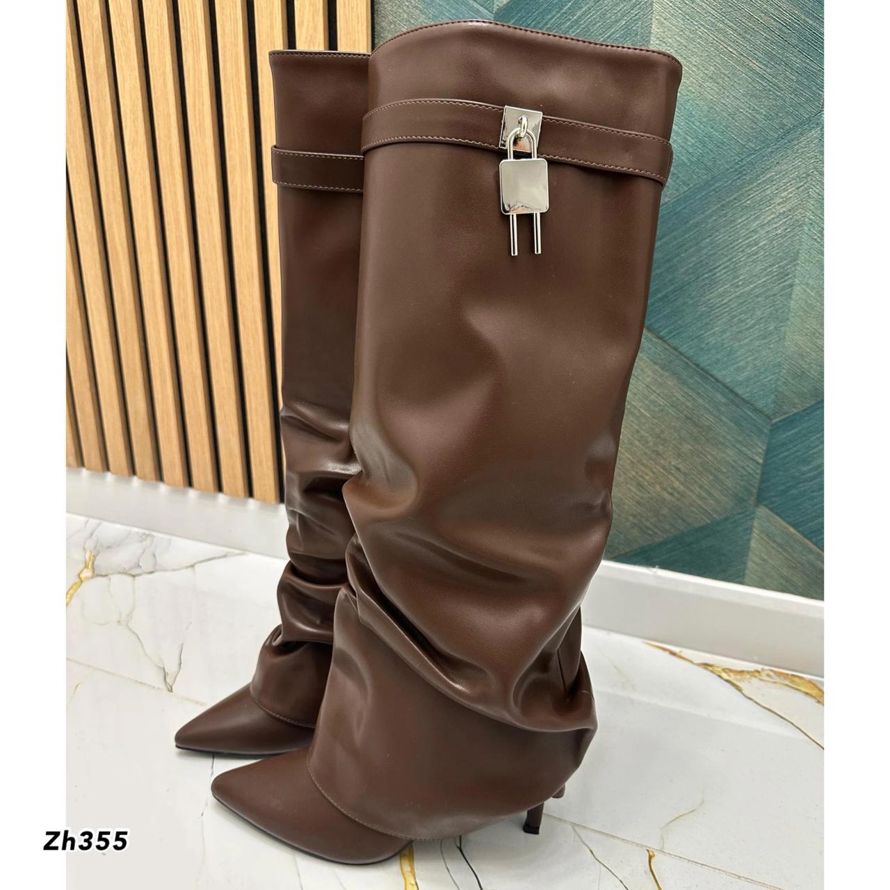 Bota caña alta cafe doblez detalle plateado tacon puntilla 10cm    K18  C-127