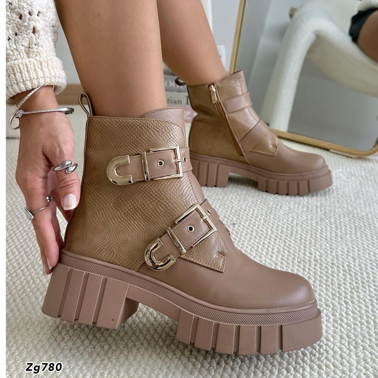 Botin textura café correas detalles dorado suela 5cm  IS14-028