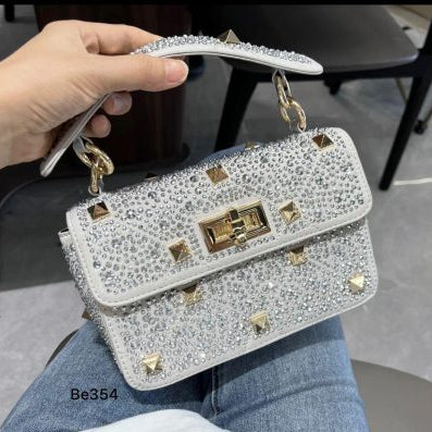 Bolso plateado apliques brillantes detalles cadena dorada  24cm* 16cm  2235  C-B