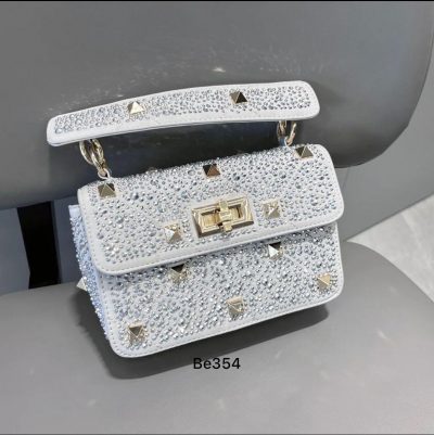 Bolso plateado apliques brillantes detalles cadena dorada  24cm* 16cm  2235  C-B