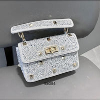 Bolso plateado apliques brillantes detalles cadena dorada  24cm* 16cm  2235  C-B