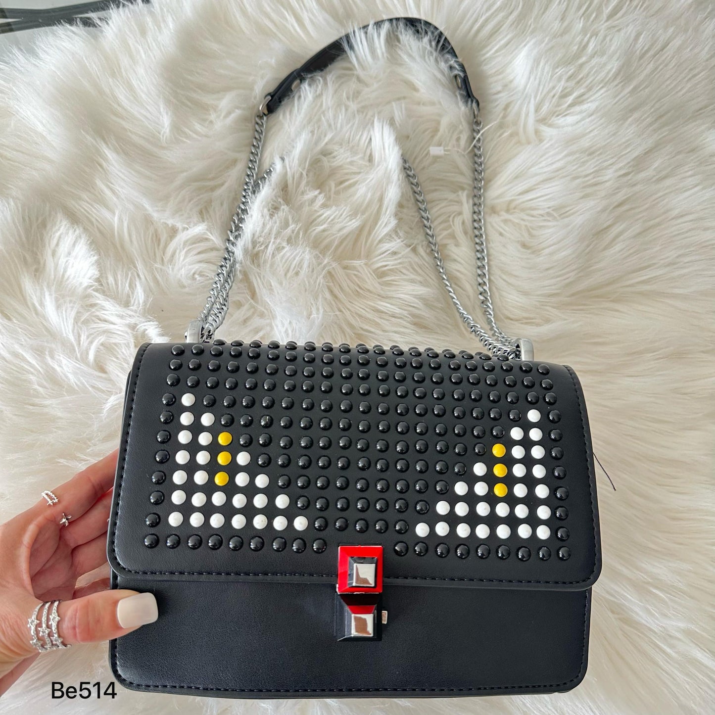 Bolso negro apliques ojos blanco cadena plateado  22cm* 9cm* 17cm   C-23196