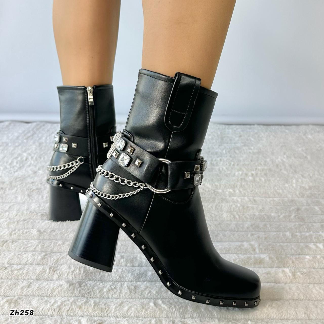 Botin negro apliques y cadena plateado tacon 7cm  255-103