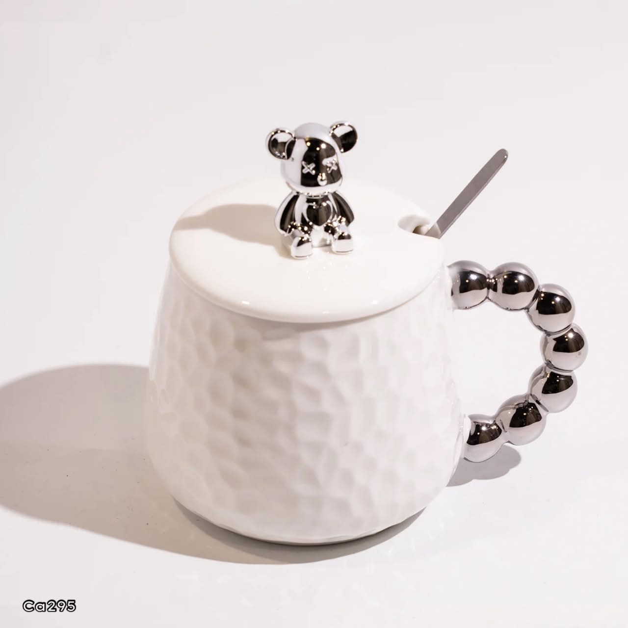 Mugs blanco ceramica detalle oso en tapa manija bolas plateado   430ml