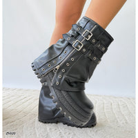 Bota negro doblez detalle correa y cierre plateado suela 8cm  HX3231-B9727