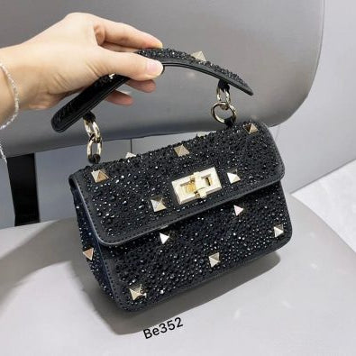 Bolso negro apliques brillantes detalles cadena dorada  24cm* 16cm  2235  C-B