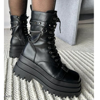 Botin negro detalle correa cadena aplique plomo plataforma 7cm  255-126