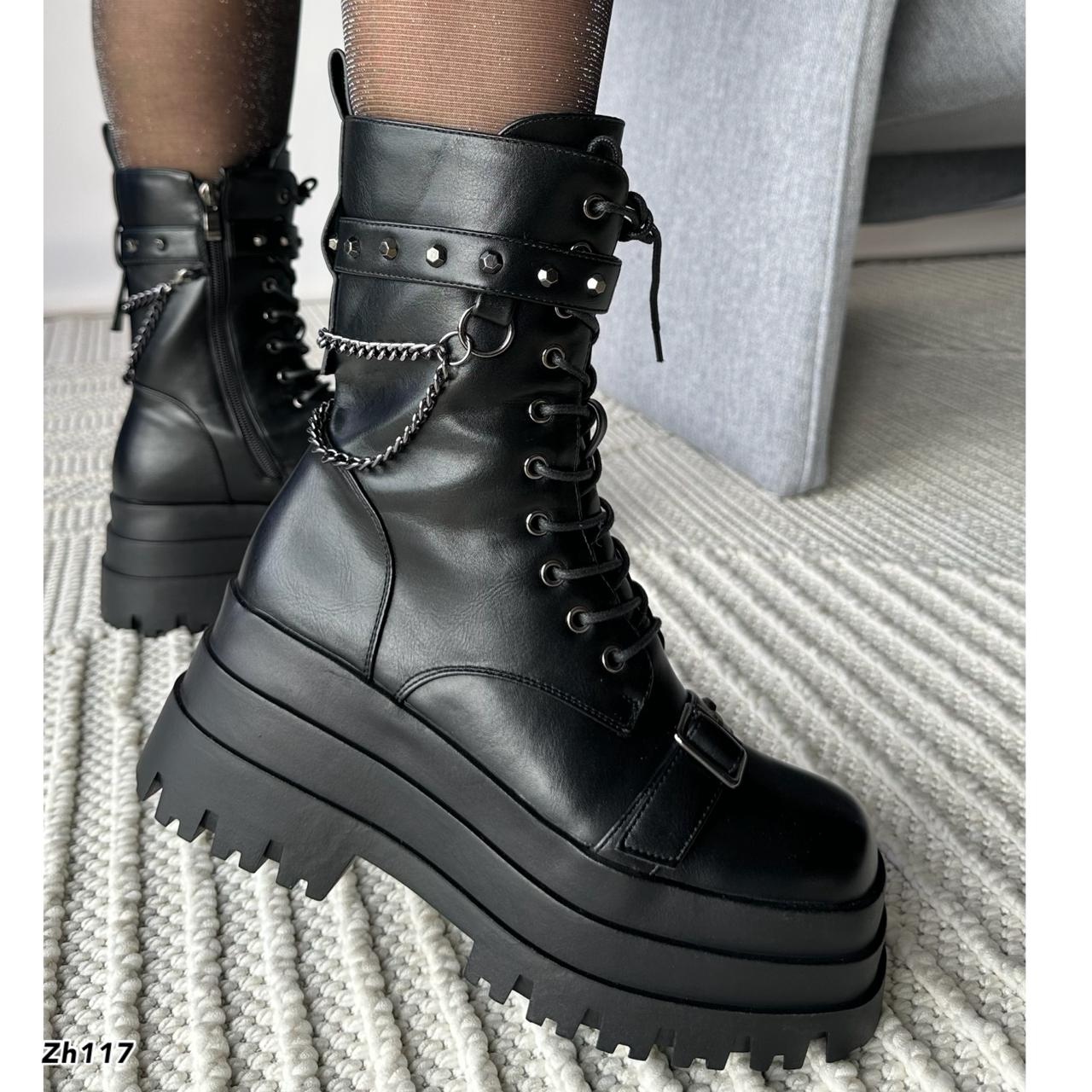 Botin negro detalle correa cadena aplique plomo plataforma 7cm  255-126