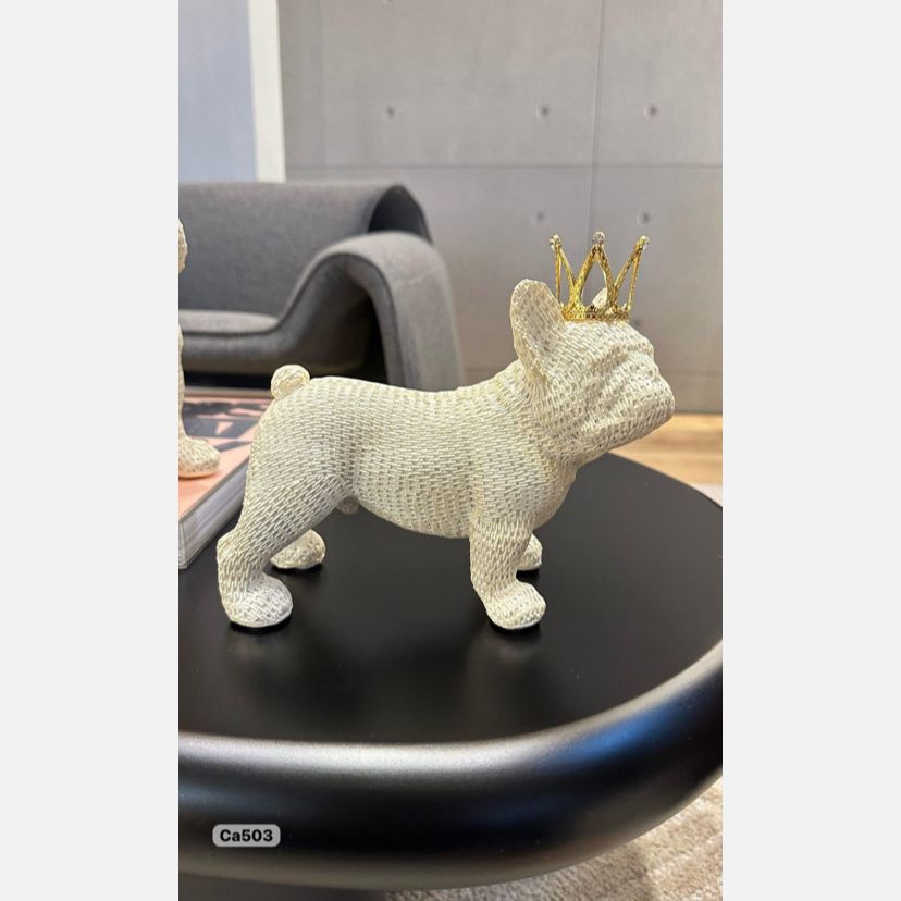 Articulo decorativo perro bull dog caminando textura blanco corona dorado  21cm* 9cm* 17cm