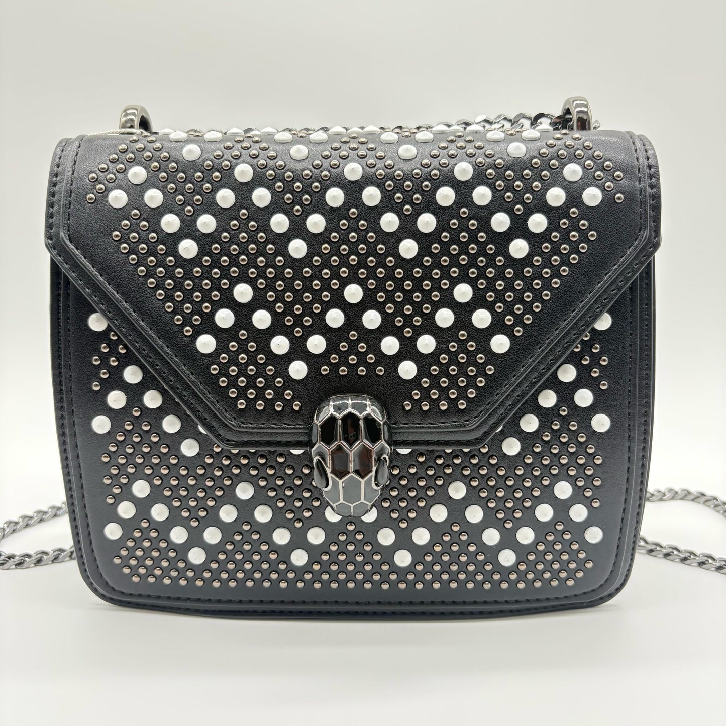 Bolso negro apliques y cadena plomo detalles blanco  20cm* 7cm* 16cm   C- 23195