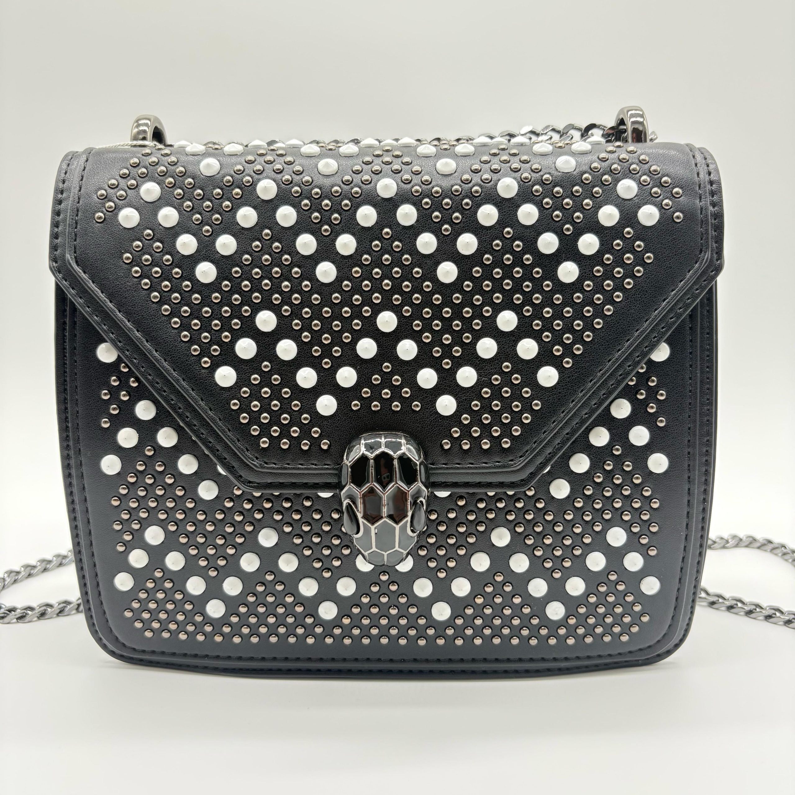 Bolso negro apliques y cadena plomo detalles blanco  20cm* 7cm* 16cm   C- 23195