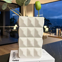 Florero diseño geometrico blanco ceramica  13cm* 8cm* 20,5cm