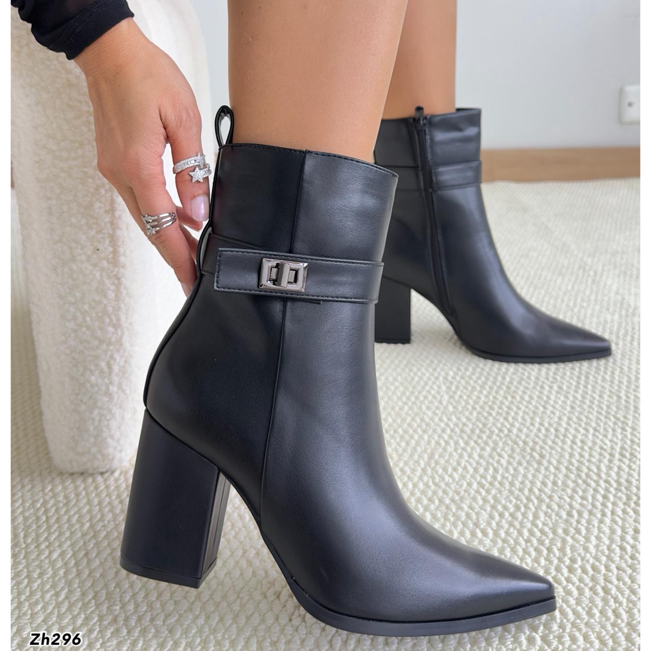 Botin negro detalle correa tacon 8cm  8982  C-102