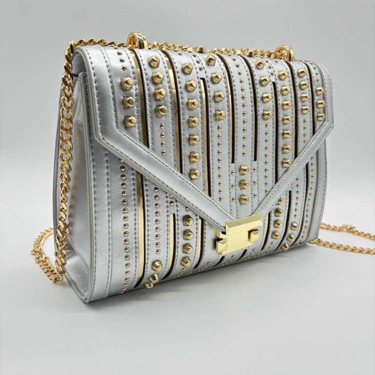 Bolso plateado detalles apliques dorado  24cm* 9cm* 17cm   C- 23197