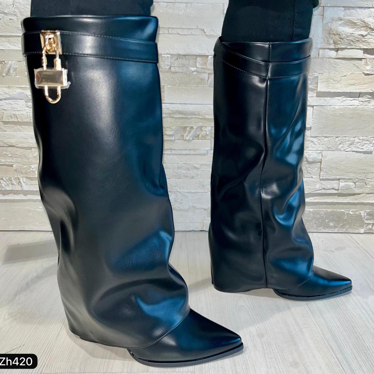 Bota caña alta negro doblez detalle dorado tacon 9cm  A9532  C-141