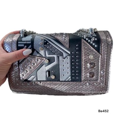 Bolso negro detalles plateados apliques   22cm* 13cm* 9cm*  6562  C-B