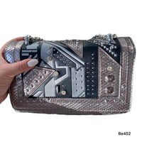 Bolso negro detalles plateados apliques   22cm* 13cm* 9cm*  6562  C-B