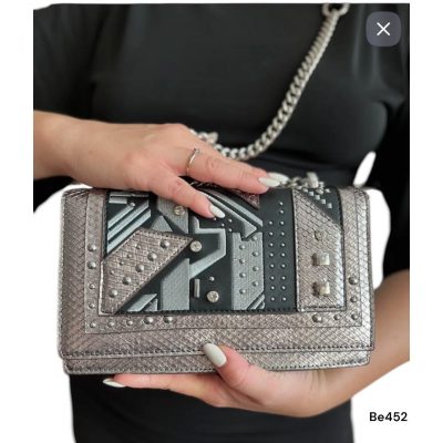 Bolso negro detalles plateados apliques   22cm* 13cm* 9cm*  6562  C-B