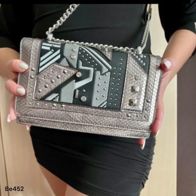 Bolso negro detalles plateados apliques   22cm* 13cm* 9cm*  6562  C-B