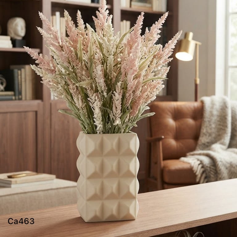 Florero diseño geometrico beige ceramica  13cm* 8cm* 20,5cm