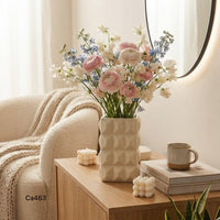 Florero diseño geometrico beige ceramica  13cm* 8cm* 20,5cm
