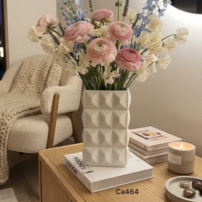 Florero diseño geometrico blanco ceramica  13cm* 8cm* 20,5cm
