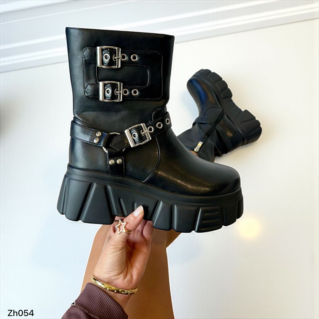 Botin negro detalles correas suela 7cm  255-073