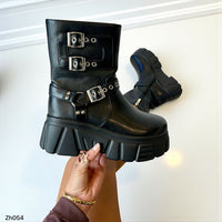 Botin negro detalles correas suela 7cm  255-073