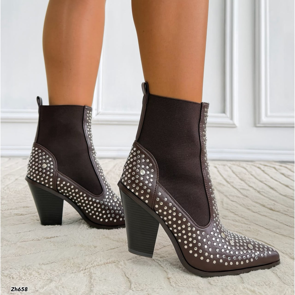 Botin texano café detalle resorte apliques plateado tacon 10cm  HX3379-B0238