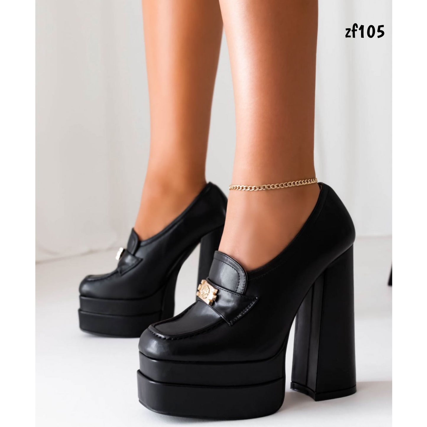 Zapato negro aplique dorado tacon 15cm 8392 C32